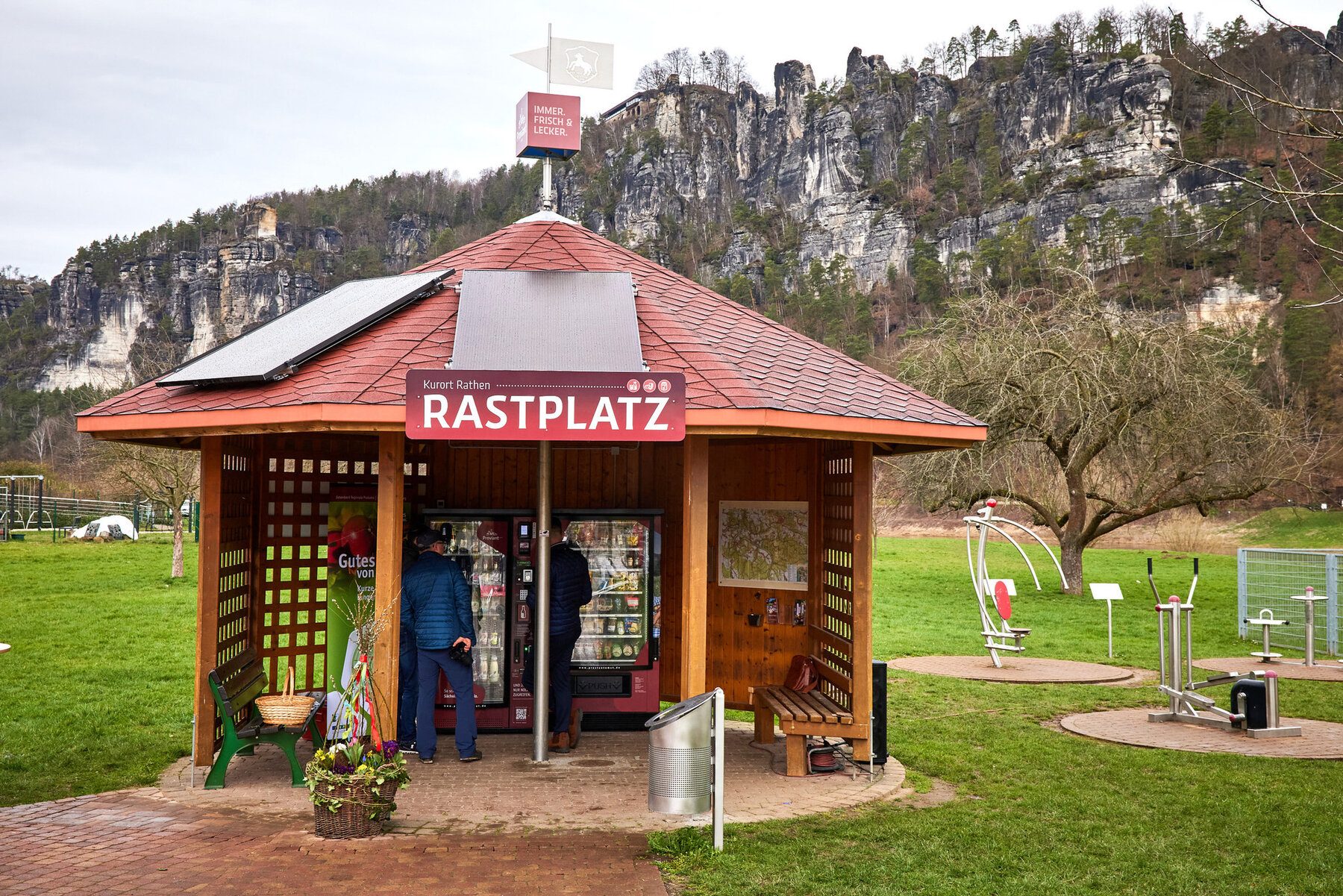 Proviantomat-Rastplatz im Kurort Rathen mit Bastei-Felsen